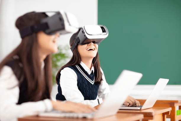 在课堂上使用VR虚拟现实